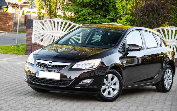 Opel Astra cena 29900 przebieg: 170000, rok produkcji 2012 z Bierutów małe 596